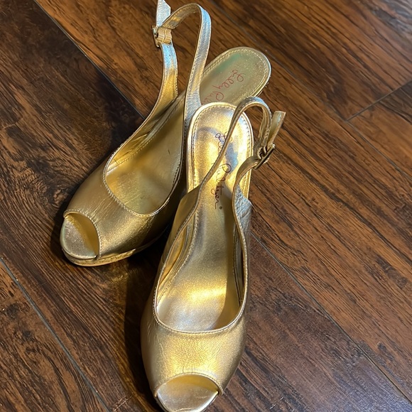 Lilly Pulitzer Gold Wedge - Picture 3 of 16